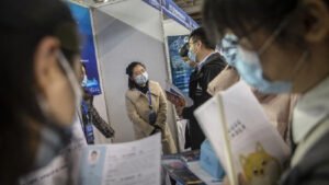 Ekonomi Dunia di Ujung Tanduk: Menavigasi Ketidakpastian Global